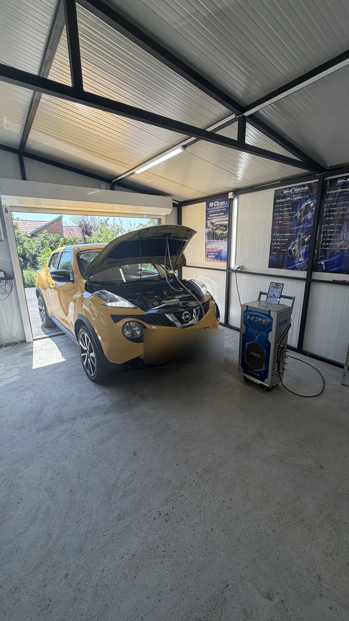 Nissan Juke sa podignutom haubom tokom tretmana dekarbonizacije