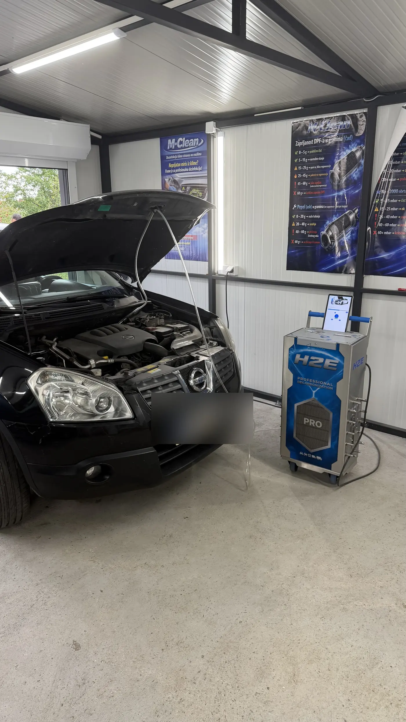 Nissan Qashqai sa podignutom haubom i priključenim H2E PRO aparatom u servisu M-Clean