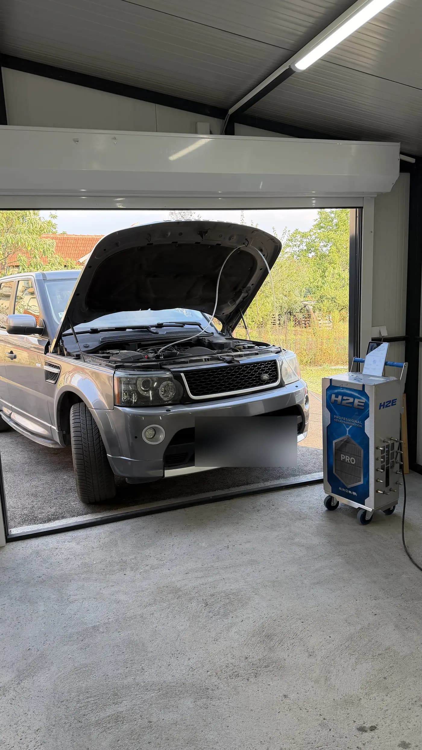 Range Rover Sport sa priključenim aparatom za dekarbonizaciju
